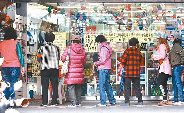 圖為排隊購買口罩人潮。圖/聯合報資料照片