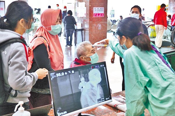 基層診所醫師發現,有的老人家直言,若發燒到診所看病,以為會被直接扣起來不能回家,因此不願去看病。圖/中時報系資料照