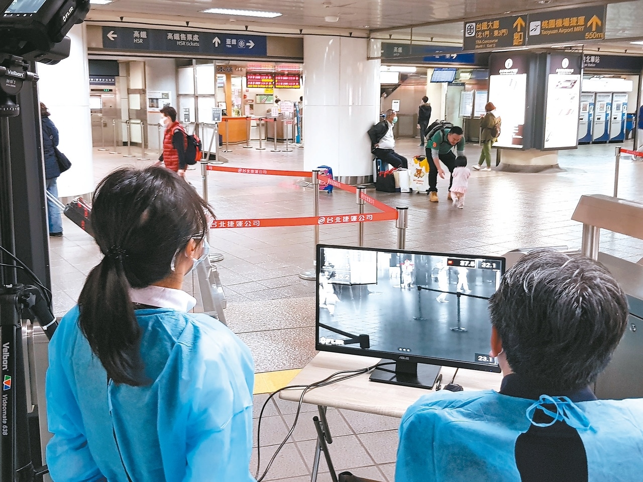 北捷繼2月29日在台北車站板南線2號詢問處閘門，設置紅外線熱顯像儀後，昨再增設3台。 記者翁浩然／攝影