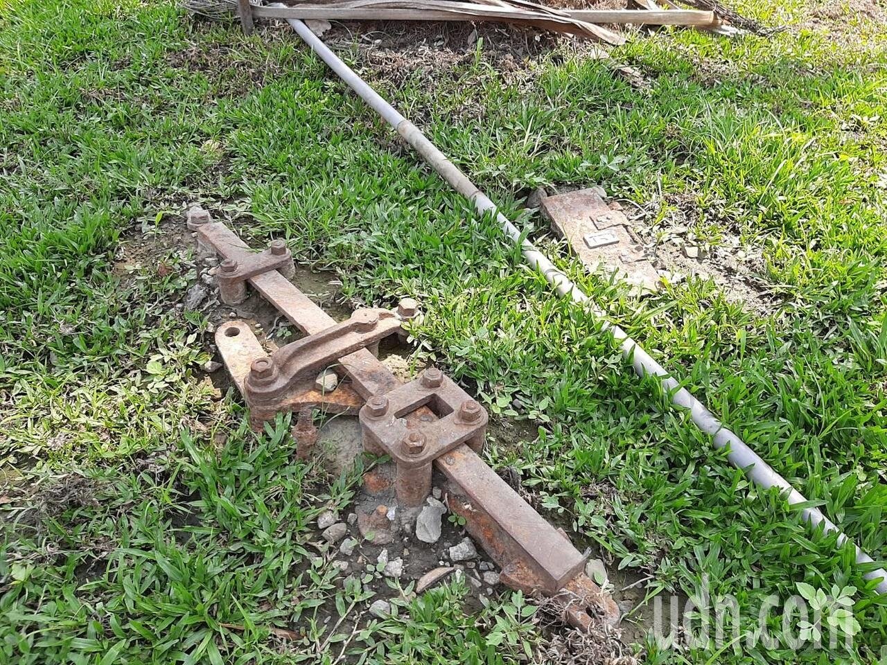 台南市下營區舊台糖鐵軌,從髒亂點變身為好望角社區公園,還可看到鐵軌、轉轍器。記者吳淑玲/攝影