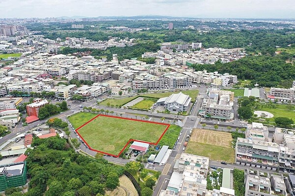 面積約1,880.14坪的大坪頂商業區土地(紅色範圍),由華友聯以每坪28.11萬元、總價5.28億元得標,是此次土地標售金額最高的建地。圖/高雄地政局提供