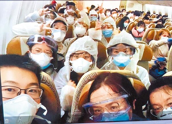 新冠肺炎全球大流行,英國留學生爆逃離潮,在飛機上全副武裝防疫。(舒翠玲提供/蔡依珍桃園傳真)