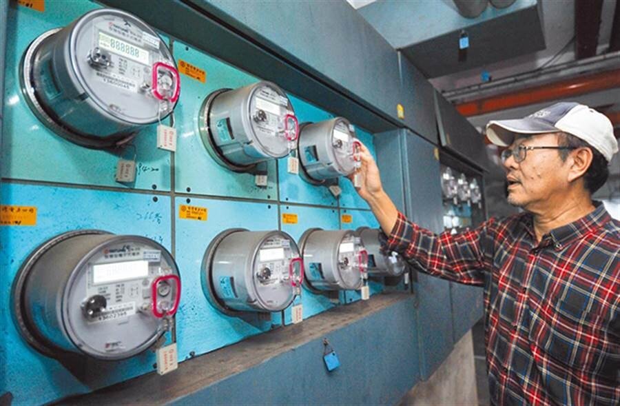經濟部昨召開電價費率審議會,未同意台電調漲電價方案,確認電價4連凍。圖為民眾查看電錶。(本報資料照片)