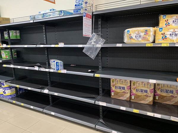 民眾18日晚間10點50分在高雄鼓山全聯店,看到有些貨架空盪盪,擔心台灣也要出現掃貨潮了。圖/讀者提供