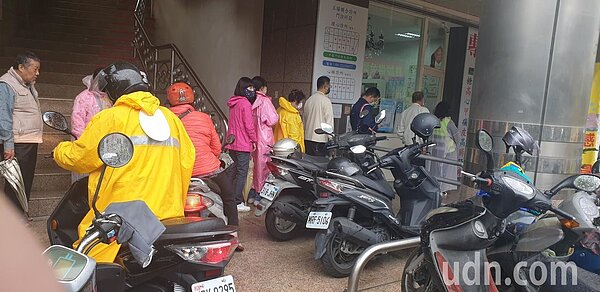 台中市豐原區一家藥局前，今天有買口罩人潮。記者游振昇/攝影