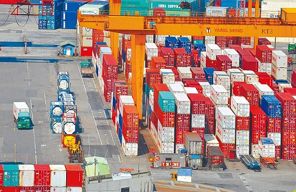 疫情升溫打亂全球出貨步調，且因航空公司大量砍班，如今機場倉庫與碼頭堆滿客戶貨品，深怕出不去。圖為貨櫃車進出基隆港貨櫃碼頭。（本報資料照片）