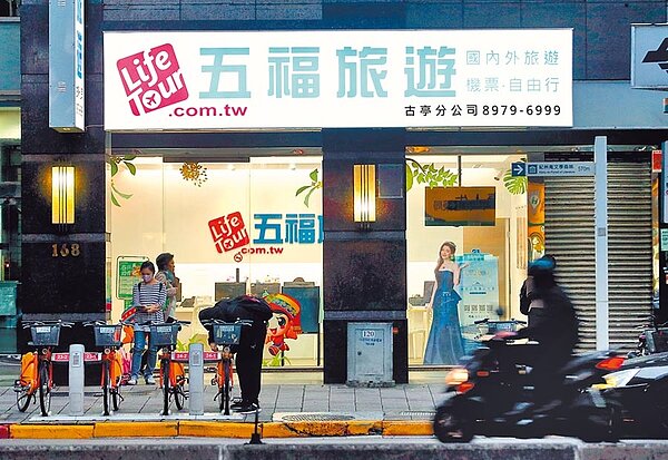 可樂、雄獅、東南、山富、鳳凰、五福、易遊網等國內大型旅行業者，4月海外團全取消。（陳信翰攝）