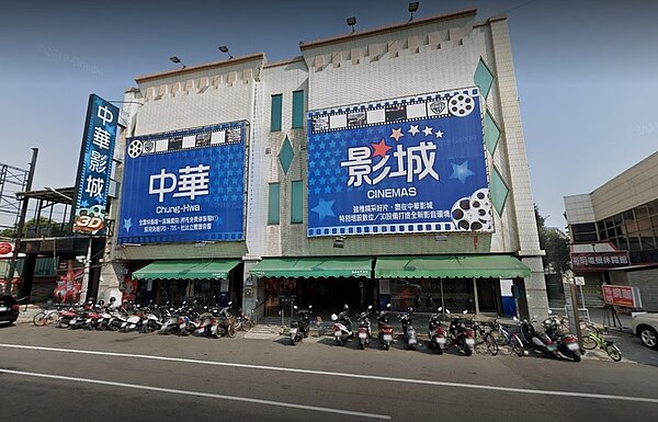 斗六市唯一一間電影院「中華影城」,因為租約到期加上疫情影響業績,將提前在3月底吹熄燈號。圖/截自google map
