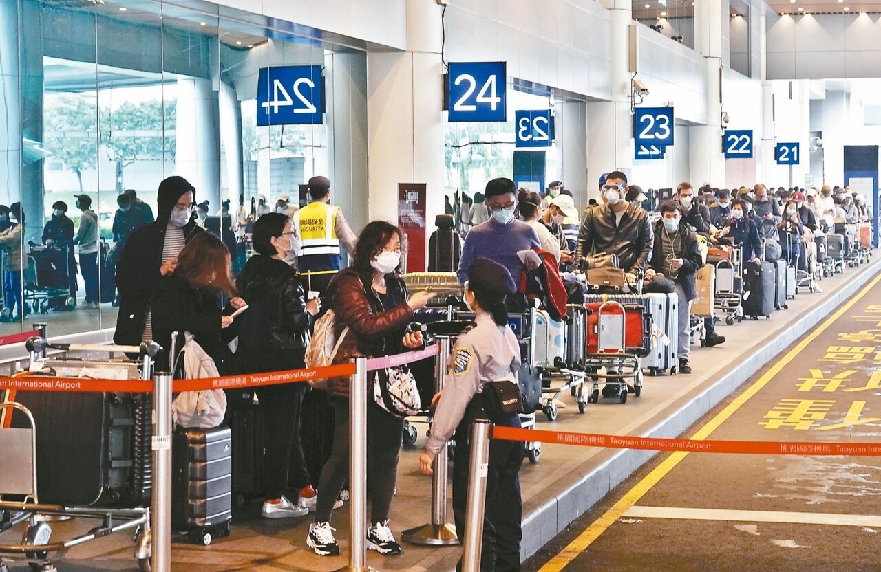 中央流行疫情指揮中心昨天宣布今天起旅客返台都要居家檢疫14天，旅客搭機返回台灣後，只能選擇搭乘防疫計程車隊、租賃車或由親友載回，上午桃園機場第二航廈外的計程車搭車處外，旅客排超過一百公尺隊伍準備搭車，最久要等兩小時才能上車。 記者鄭超文／攝影