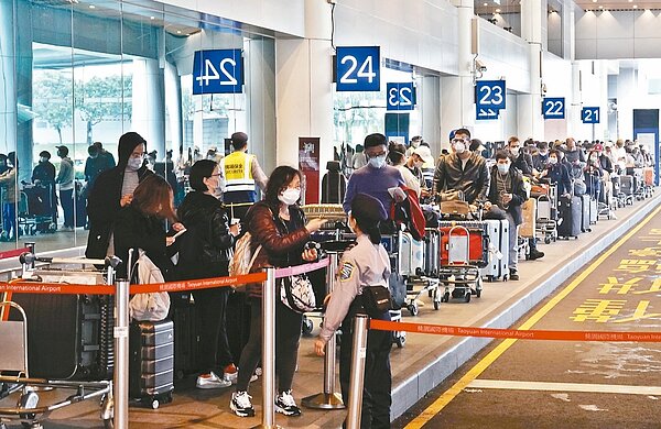 中央流行疫情指揮中心昨天宣布今天起旅客返台都要居家檢疫14天，旅客搭機返回台灣後，只能選擇搭乘防疫計程車隊、租賃車或由親友載回，上午桃園機場第二航廈外的計程車搭車處外，旅客排超過一百公尺隊伍準備搭車，最久要等兩小時才能上車。 記者鄭超文／攝影
