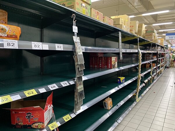 我國新冠肺炎確診數昨突破三位數,更一口氣大增23例,民眾恐慌再起,蜂湧到各大賣場搶購泡麵、乾糧等,店員剛補貨上架,立刻就被搶光光。記者陳雨鑫/攝影