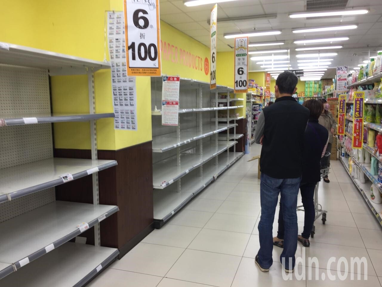 許多民眾擔心疫情持續擴散,紛紛前往各大賣場及超市掃貨,架上物品幾乎被搶購一空,景象驚人。記者余采瀅/攝影
