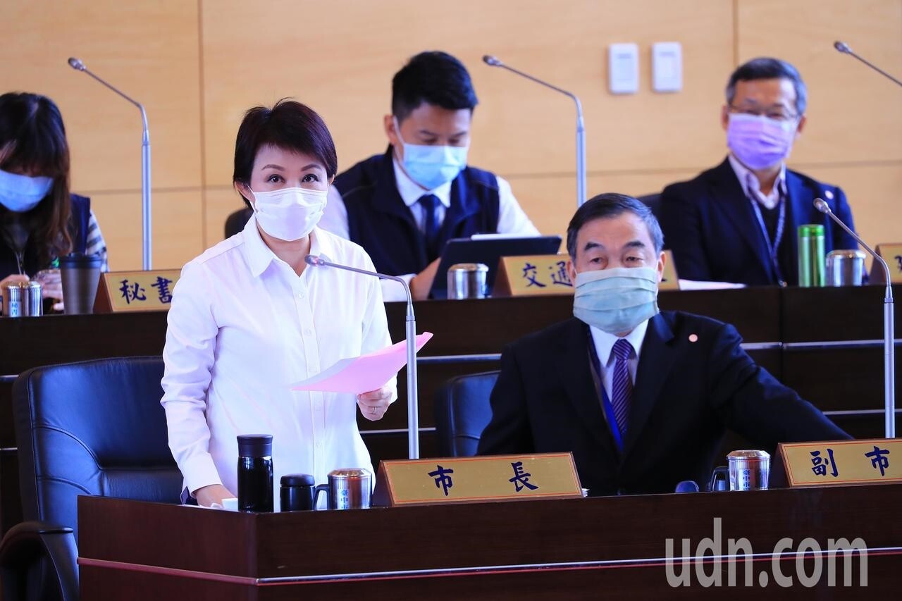 台中傳有局長自我健康管理，今議會升高防疫戒備，市長盧秀燕（左一）和官員等都戴口罩防護。記者張明慧／攝影