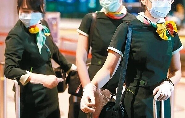 疫情重創航空業,長榮空服員甚至面臨十天都沒有飛的狀況。聯合報系資料照