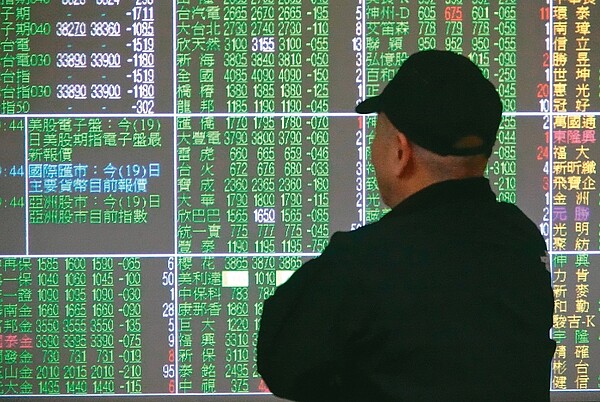 台股昨天恐慌情緒蔓延,盤中一度重挫逾七百點,央行、金管會、國安基金各祭出利多。 記者曾吉松/攝影
