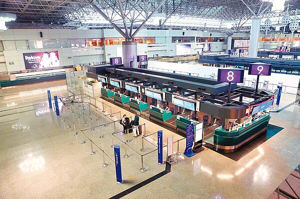 交通部長林佳龍表示,紓困2.0方案將給予航空業專案款。圖為航空公司取消大部分班機,讓桃園機場報到櫃台格外冷清。(陳麒全攝)