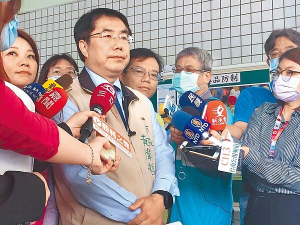 台南市長黃偉哲19日率先宣布,即日起,高中職以下公私立學校及幼兒園學生與其共同生活家人,近14天有居家隔離、居家檢疫或自主健康管理者,一律由學校核給學生防疫假。(曹婷婷攝)