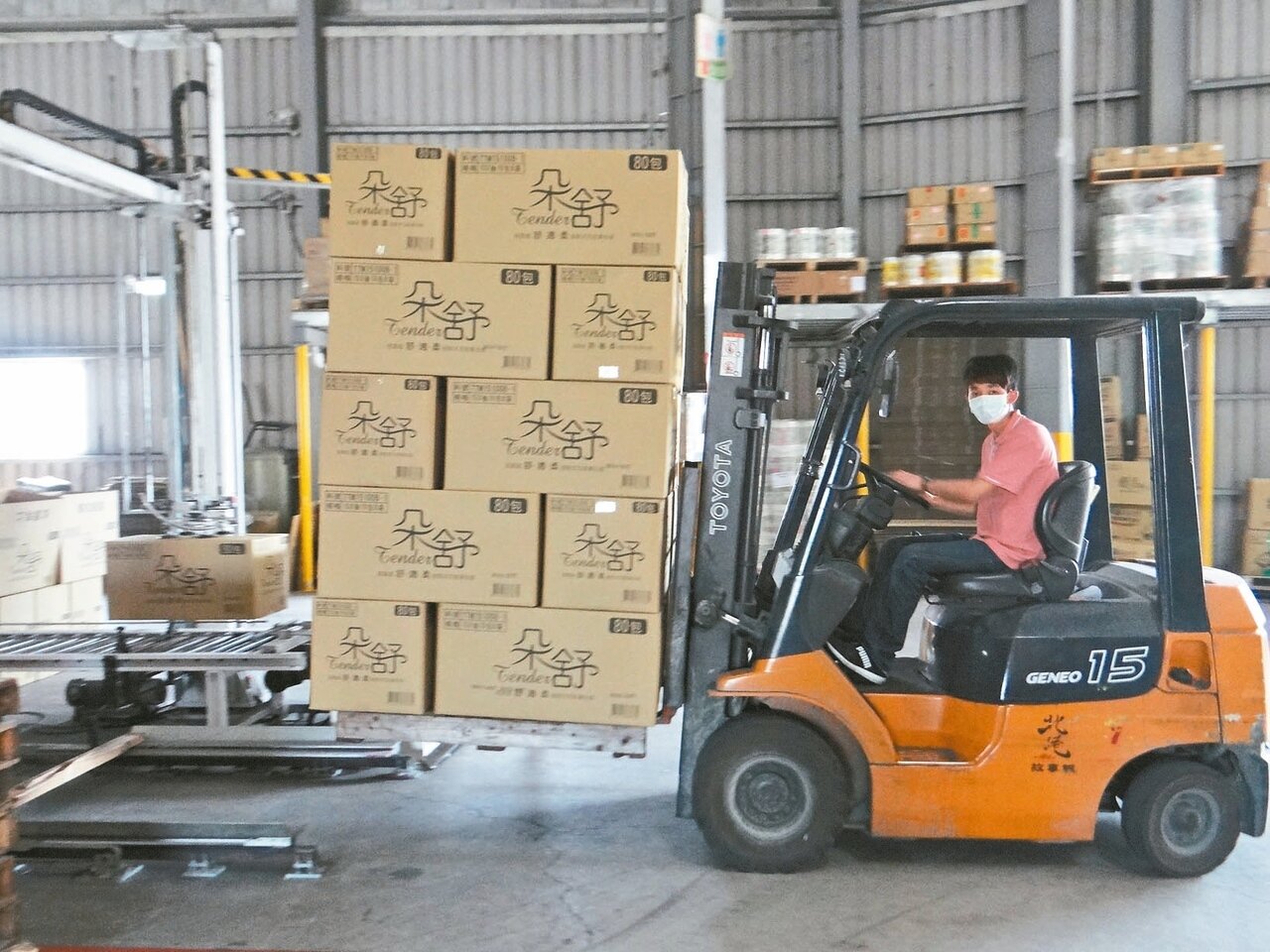 衛生紙公司忙著出貨，因應市場所需，業者強調紙漿原料不缺，衛生紙供應無虞，民眾不必過度恐慌。 記者蔡維斌／攝影