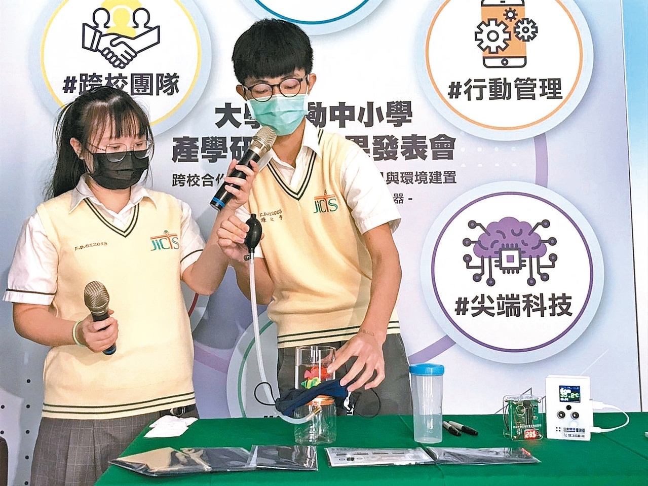 新北樟樹實中學生發表防潑水口罩套。 記者潘乃欣／攝影