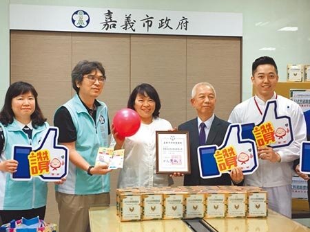 嘉義市長黃敏惠（左二）感謝勤憶蛋品董事長古榮海（右二）捐贈雞精為醫護人員加油。（廖素慧攝）