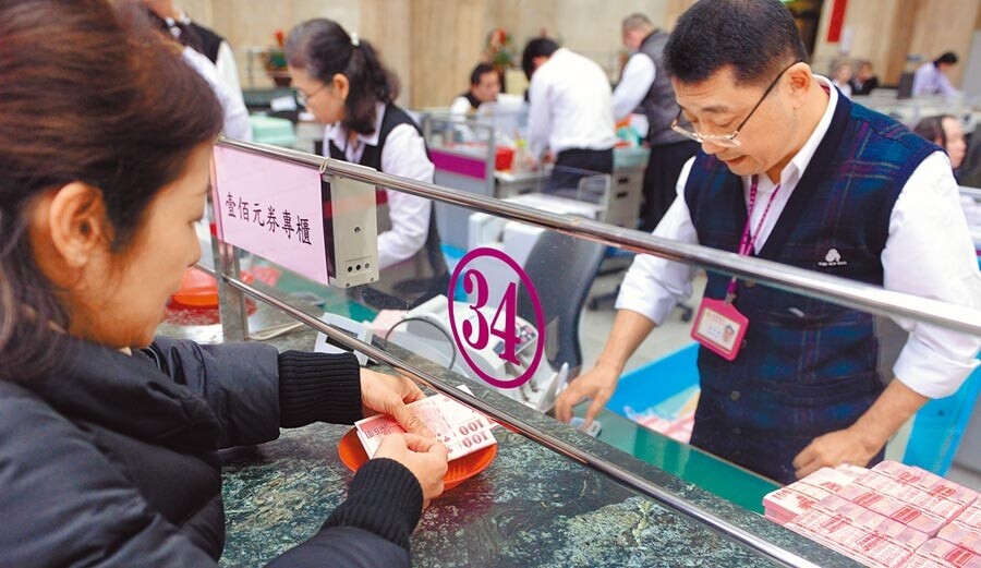 中央銀行4年來首次降息,台銀1年期定儲機動利率下調0.25個百分點至0.84%,正式宣告「破1」,靠定存過活的退休族直呼失血。圖/中時報系資料照