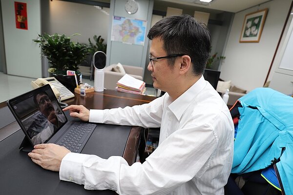 新北市教育局長張明文說，視訊會議、教學需要在生活中實踐，教育局內開會部分已經採用軟體zoom；他在自己辦公室，科長就在自己位子上，9大區校長、教師會、家長會理事長等也都用得上手。圖／新北市教育局提供