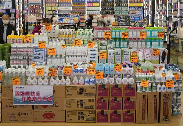 一個多月前,香港市面各種防疫用品被搶購一空。如今,除平價口罩外,各種防疫用品供貨充足,反而乏人問津。 圖/中新社