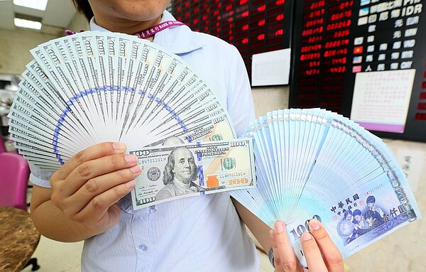 台幣、美元保單宣告利率恐再降,手上有利變保單的民眾荷包縮水。 圖/聯合報系資料照片