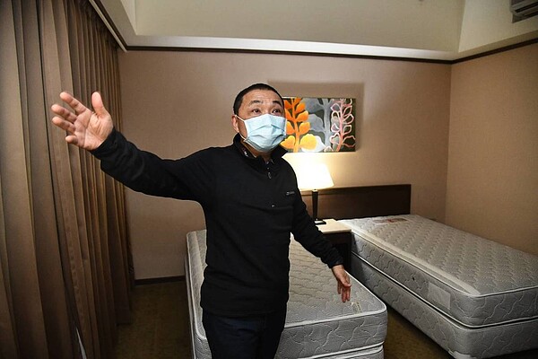 新北市長侯友宜了解防疫旅館安置設備規畫情況。圖/觀光旅遊局提供