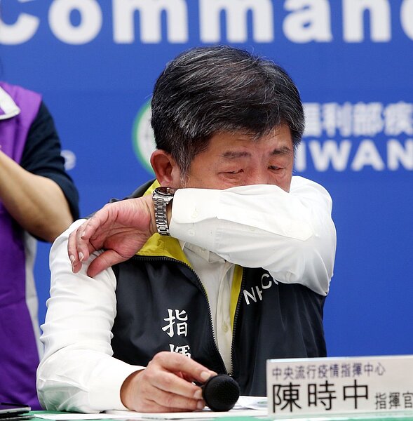 感冒咳不停，多喝水就對了？醫師指出，感冒時人體免疫系統會產生鼻涕與痰液等，水分攝取出充足，有利稀釋與排出這類廢物。圖／聯合報資料照片