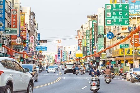高市捷運工程局針對「捷運黃線」末端路線做民調,7成4民眾同意維持五甲路原方案;圖為鳳山區五甲二路。(袁庭堯攝)