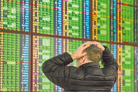 
新冠肺炎疫情影響，國安基金已獲授權，伺機進場。圖為讓投資人抱頭駐足觀看盤勢。（本報資料照片）
 
