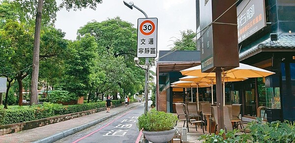 高雄市推動「速限30公里、禁鳴喇叭」的交通寧靜區,目前已有鼎泰里、寶華里、灣利里及本文里4里列為寧靜示範區。 圖/高雄市交通局提供