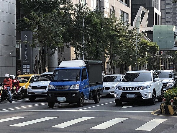 新北交通局調查今年與去年開學後的載客量,發現公車少16.5%、捷運少12到15%,但私人運具僅在主要道路增加3到8%。 記者王敏旭/攝影