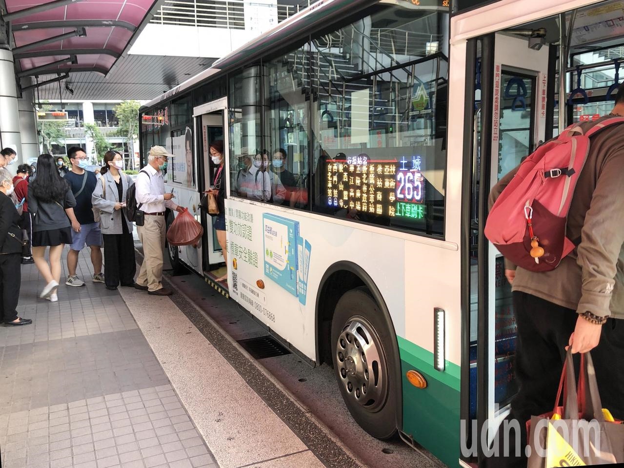 台北、新北是共同生活圈，不論是捷運、公車等大眾運輸往返兩地頻繁，防疫成為一大考驗，不論是公車業者或是市府，僅能「鼓勵」戴口罩。記者王敏旭／攝影