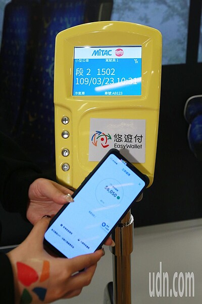 悠遊卡公司上午宣布,電子支付業務「悠遊付」全面開放註冊,未來只要持有NFC功能之Android手機就能感應搭乘捷運、公車,並提供全面的行動支付解決方案,迎向無現金城市交易。記者許正宏/攝影