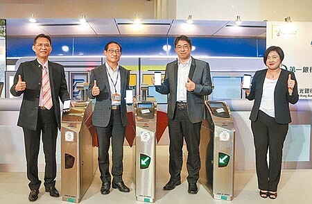 悠遊卡公司23日宣布,電子支付業務「悠遊付」即日起全面開放註冊,悠遊卡投資控股公司董事長吳嘉沅(左起)、台北市交通局長陳學台、台北市政府副秘書長陳志銘、悠遊卡公司董事長陳亭如等人出席。(鄧博仁攝)