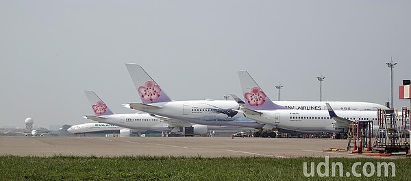 受到新冠肺炎影響,桃機從明天(24日)起禁止旅客登機來台轉機,沒了轉機旅客,航空業者表示,只求能存活下來等待機會,否則就只能砍人了,圖為桃園機場外機坪停滿了航空公司的飛機。記者鄭超文/攝影