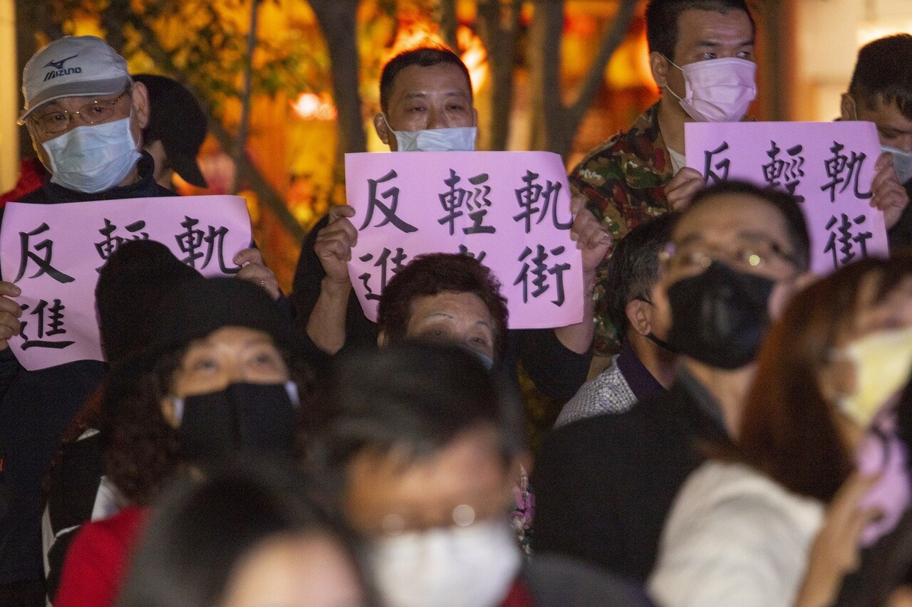 新北捷運局昨晚召開說明會，不少民眾持標語並在會中堅決反對輕軌進老街。記者王敏旭／攝影