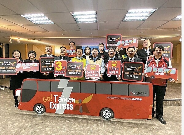 今年1月剛開通的台南─小港機場快線公車受到疫情影響,自4月1日起暫停行駛。圖/聯合報系資料照片