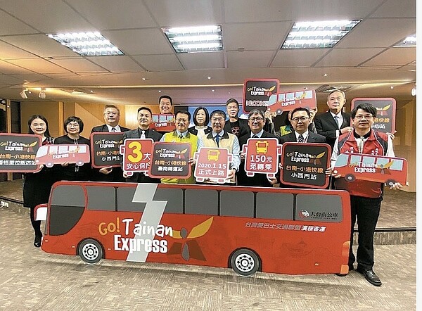 今年1月剛開通的台南─小港機場快線公車受到疫情影響，自4月1日起暫停行駛。圖／聯合報系資料照片