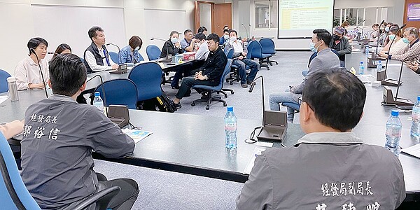 桃園市政府經濟發展局郭裕信局長,與商圈代表討論店家轉型推廣方案。圖╱中衛發展中心提供