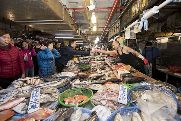 新竹市長林智堅宣布「3+5」紓困振興方案,盼減稅、發消費券等措施能帶動景氣。圖/新竹市政府提供