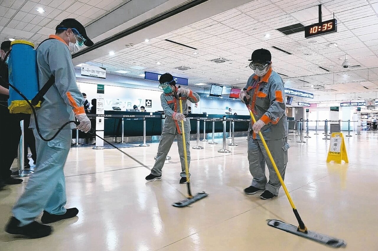 今天起禁止旅客來台轉機,桃園國際機場每天投入超過600位清潔人員在旅客行經的動線加強消毒。 記者鄭超文/攝影