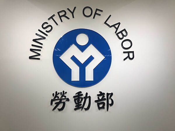 因經濟部詢問,勞動部回函指出,符合「天災、事變或突發事件」情況下,經濟部所認定的振興紓困產業可放寬勞工的加班時數上限、七休一。記者葉冠妤/攝影