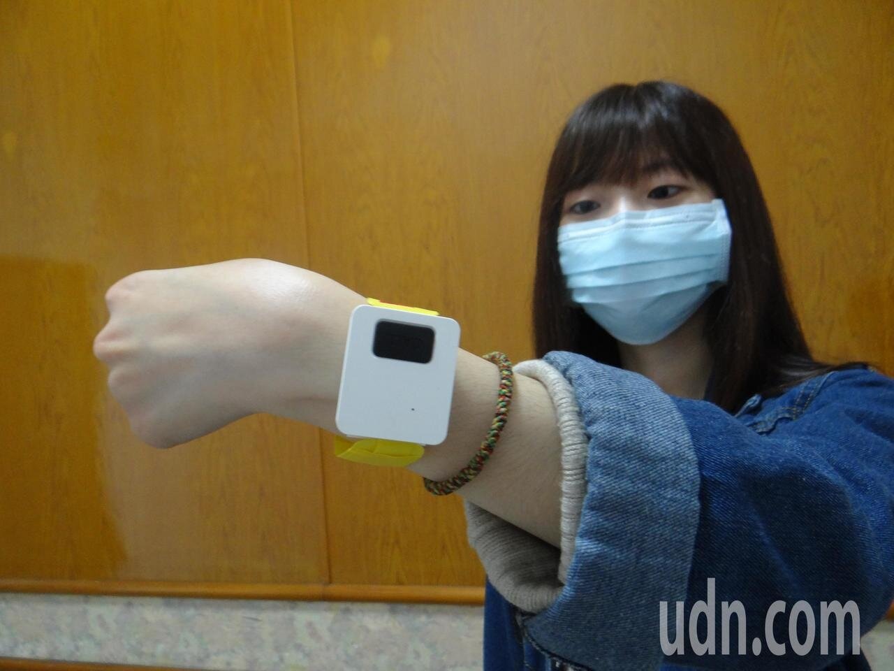 居家檢疫者只要帶上警報器可讓監控者隨時掌握動向,不必動軏打電話追蹤,輕巧美觀,精準又便利。記者蔡維斌/攝影