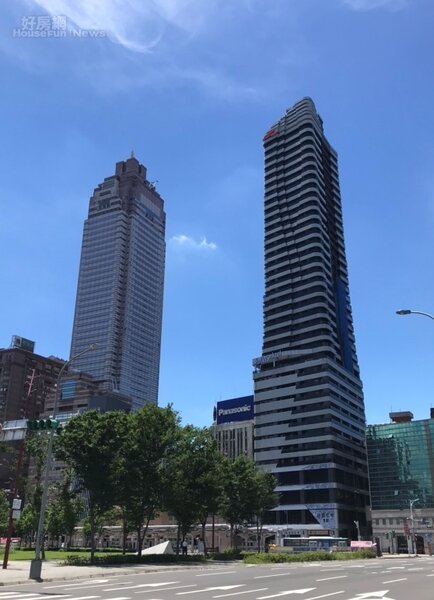 「基泰忠孝」(右)鄰近台北市新光摩天大樓(左)。好房網News記者李彥穎攝