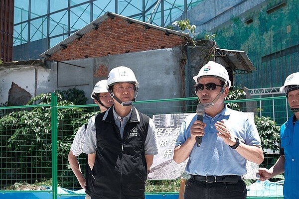 新北市長侯友宜16日帶隊執行代拆。圖/新北市都更處提供
