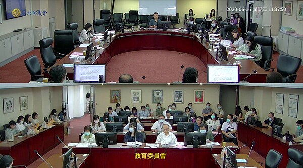 台北市議會教育委員會16日重新審查，教育局、停管處列席說明，市府也提出變更評估說明及相關會議記錄。圖／擷取自台北市議會直播