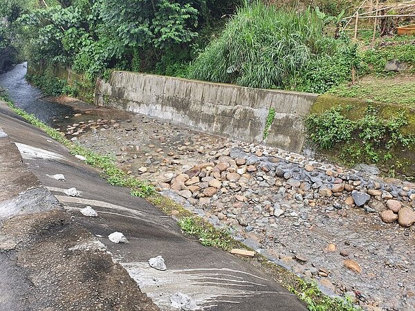 河道維護利用下游段現地石材修護,河道固床工程則以斜坡方式施作,石頭縫隙保留生態空間。圖/新北市政府水利局提供